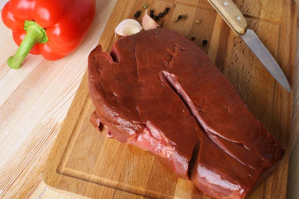 Rundvlees Lever Een Houten Ondergrond Lever Van Rundvlees — Stockfoto