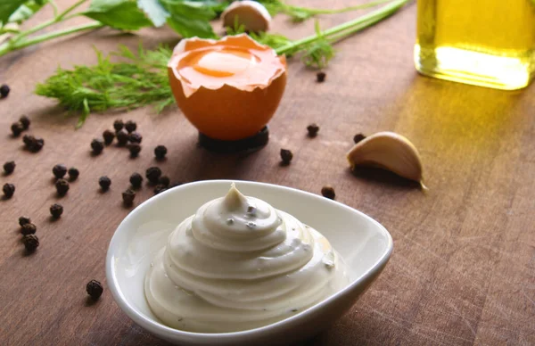 Mayonesa Salsa Crema Agria Sobre Fondo Cocina Madera — Foto de Stock