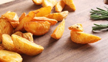 patates bir ahşap arka plan üzerinde rustik