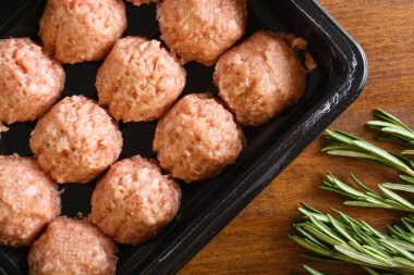 köfte forcemeat sığır eti domuz üzerinde ahşap arka plan biberiye