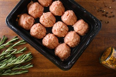 köfte forcemeat sığır eti domuz üzerinde ahşap arka plan biberiye