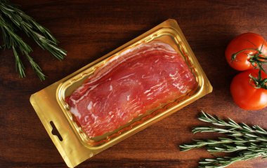 Ambalaj ahşap bir zemin üzerine pastırma