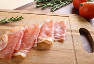 ahşap bir arka plan üzerine dilimlenmiş jambon