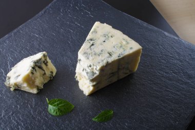 siyah bir taş zemin üzerine mavi peynir