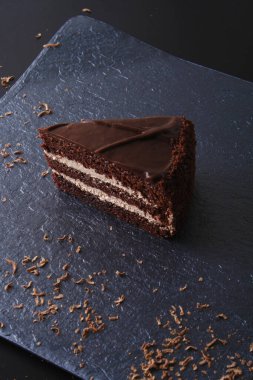Prag çikolata tatlı taş zemin üzerine siyah kek