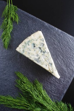 karanlık bir taş zemin üzerine mavi peynir