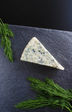 karanlık bir taş zemin üzerine mavi peynir