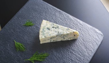 karanlık bir taş zemin üzerine mavi peynir