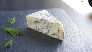 karanlık bir taş zemin üzerine mavi peynir