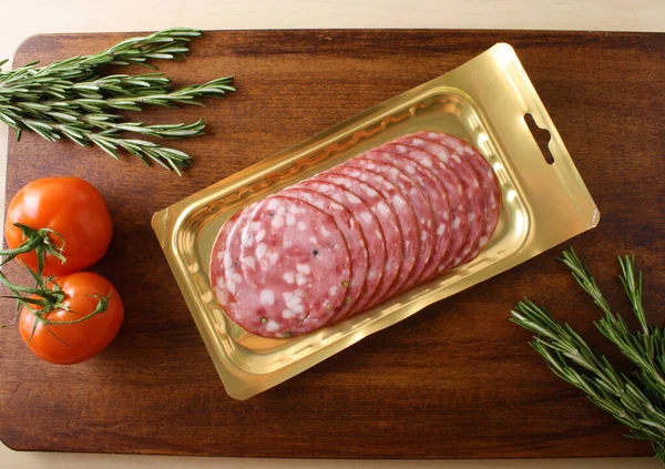 ahşap arka plan üzerinde bir paket sosis Dilimleme