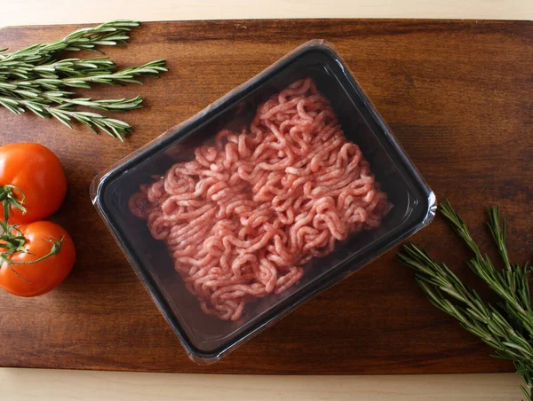 Carne Picada Embalaje Sobre Fondo Madera — Foto de Stock