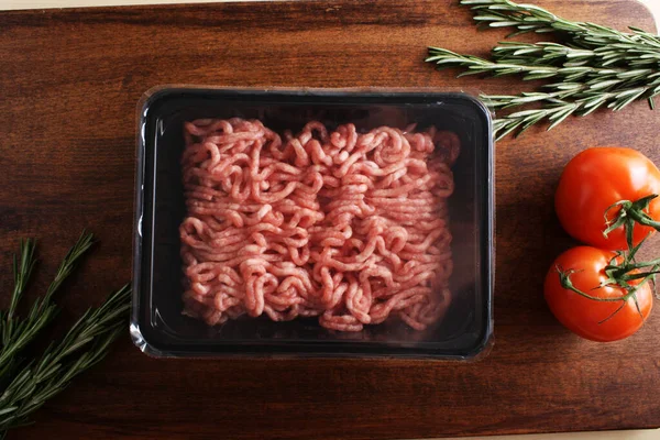 Carne Picada Embalaje Sobre Fondo Madera — Foto de Stock