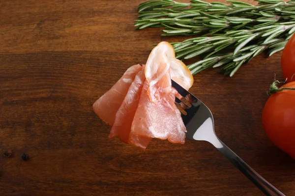 Tocino Rodajas Sobre Fondo Madera — Foto de Stock