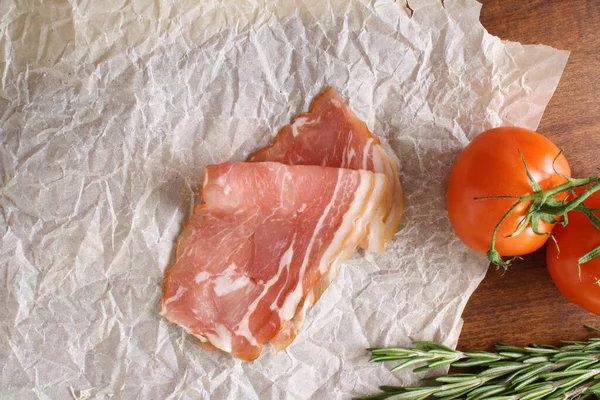 Tocino Rodajas Sobre Fondo Madera — Foto de Stock