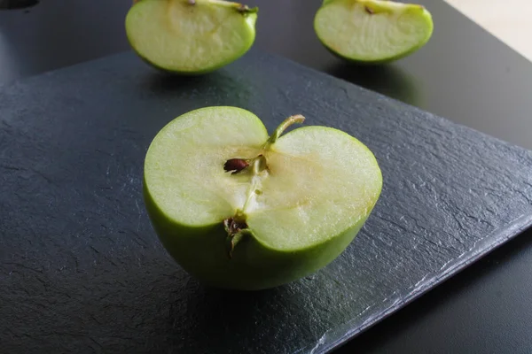 Apfel Auf Stein Hintergrund Schwarz — Stockfoto