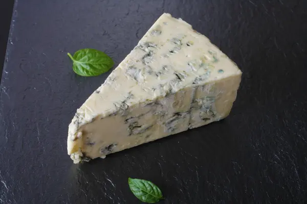 Queso Azul Sobre Fondo Piedra Negro — Foto de Stock