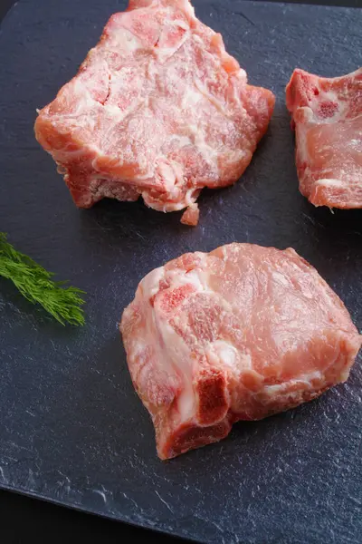 Pezzi Osso Carne Uno Sfondo Pietra Scura — Foto Stock