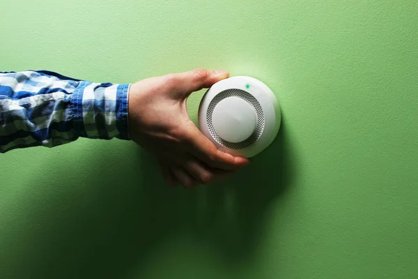 Brandalarm Sensor Hand Een Groene Achtergrond — Stockfoto