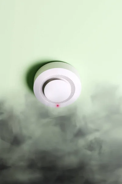 Brandalarm Sensor Een Groen Licht Achtergrond — Stockfoto