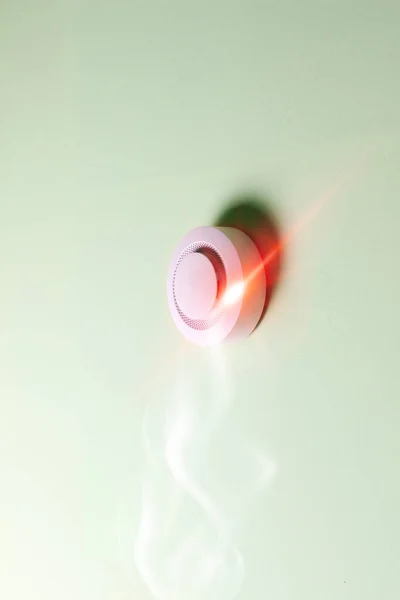 Brandalarm Sensor Een Groen Licht Achtergrond — Stockfoto