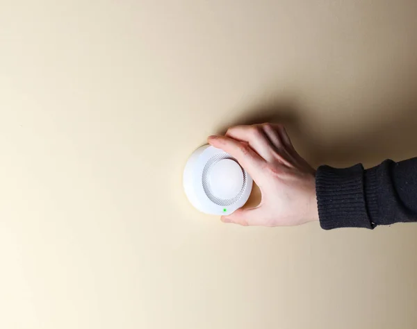Mão Sensor Alarme Incêndio Fundo Luz Laranja — Fotografia de Stock