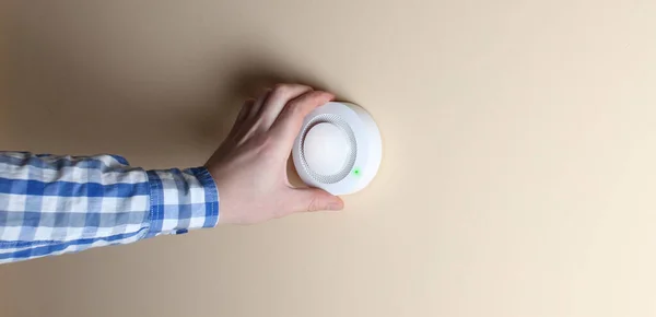 Brandalarm Sensor Hand Een Oranje Licht Achtergrond — Stockfoto