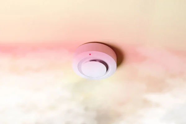 Brandalarm Sensor Een Groen Licht Achtergrond — Stockfoto