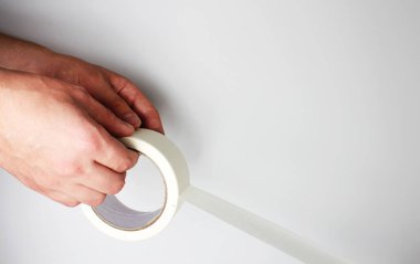 El ve gri arka plan üzerinde bant