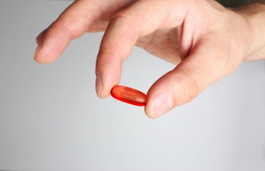 kırmızı kapsül COVID-19 ilaç Corona Virus Hastalığı