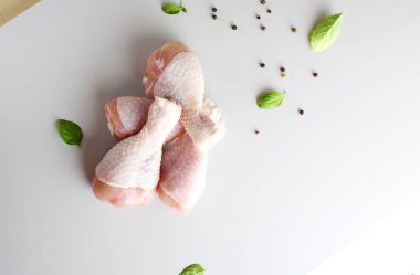 hafif bir arka plan üzerinde taze tavuk baget