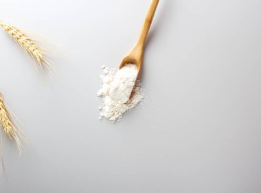 un kaşık spatula hafif bir arka plan üzerinde