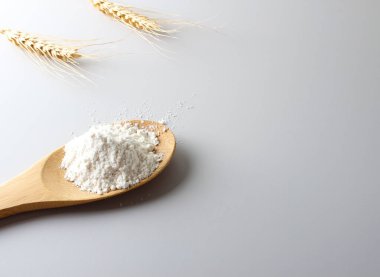 un kaşık spatula hafif bir arka plan üzerinde