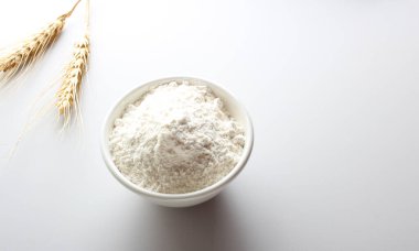 Un cam kulaklar hafif arka planda sivri uçlu.