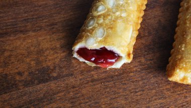 ahşap bir arka plan üzerine vişneli pasta kızarmış yağ Yabani Çilek reçel