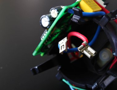 siyah bir arka plan üzerinde elektronik devre elemanları