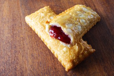 ahşap bir arka plan üzerine vişneli pasta kızarmış yağ Yabani Çilek reçel