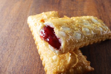 ahşap bir arka plan üzerine vişneli pasta kızarmış yağ Yabani Çilek reçel