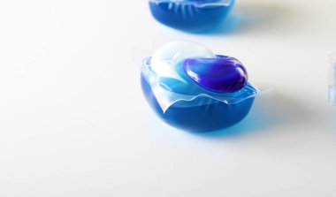 kapsül detergenton beyaz bir arka plan