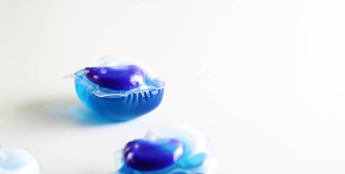 kapsül detergenton beyaz bir arka plan