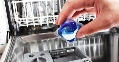 Bulaşık makinesi kapsülü el kapsül tutar