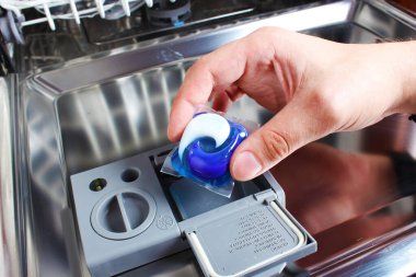 Bulaşık makinesi kapsülü el kapsül tutar