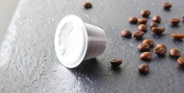 kapsül kahve taş zemin üzerine