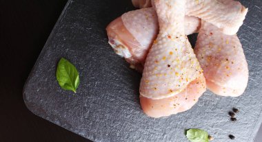 karanlık bir taş zemin üzerine taze tavuk baget