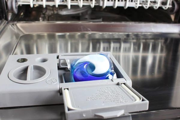 Bulaşık makinesi kapsülü el kapsül tutar