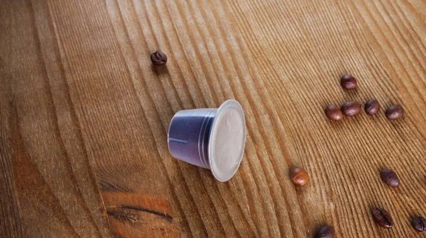 木製の背景のコーヒー カプセル — ストック写真