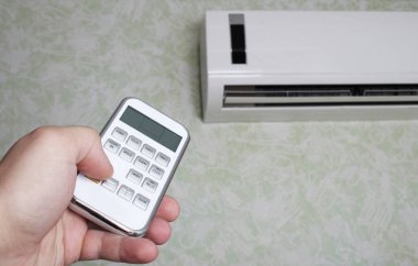 Uzaktan kumandalı klima.