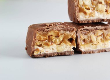 Fıstıklı ve fındıklı çikolata.