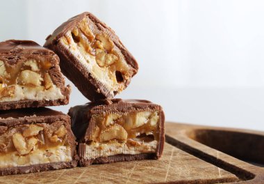 Fıstıklı ve fındıklı çikolata.