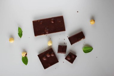 Hafif arka planda fındıklı çikolata.