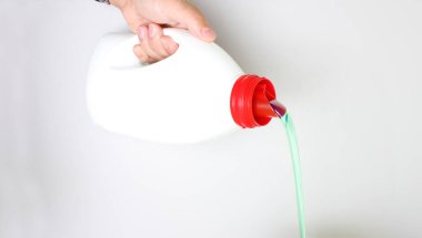 Elimde bir şişe sıvı deterjan var.